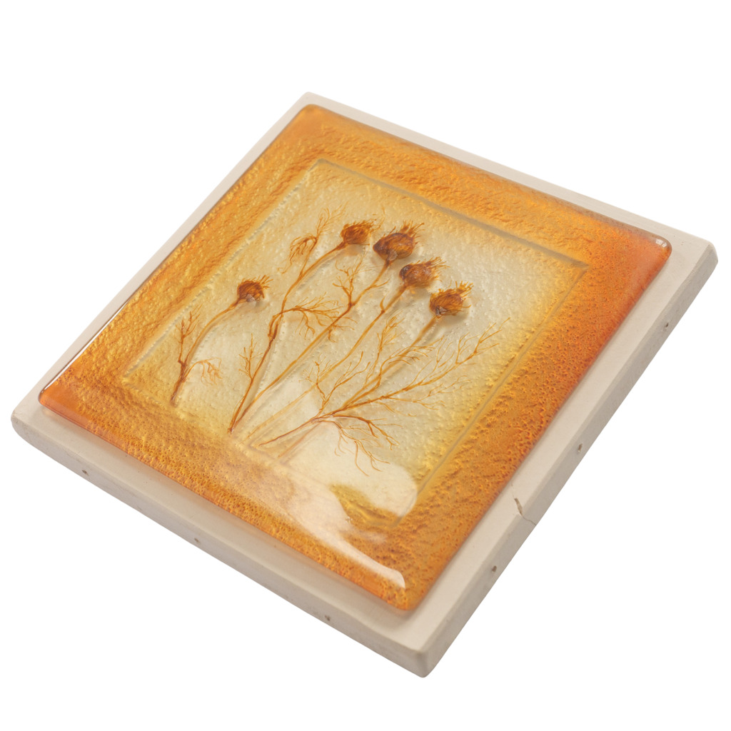 Wytrzymałe formy ceramiczne o gładkiej powierzchni, przygotowane do wypału w piecach szklarskich w celu uzyskania unikatowych zagłębień i form użytkowych ze szkła.