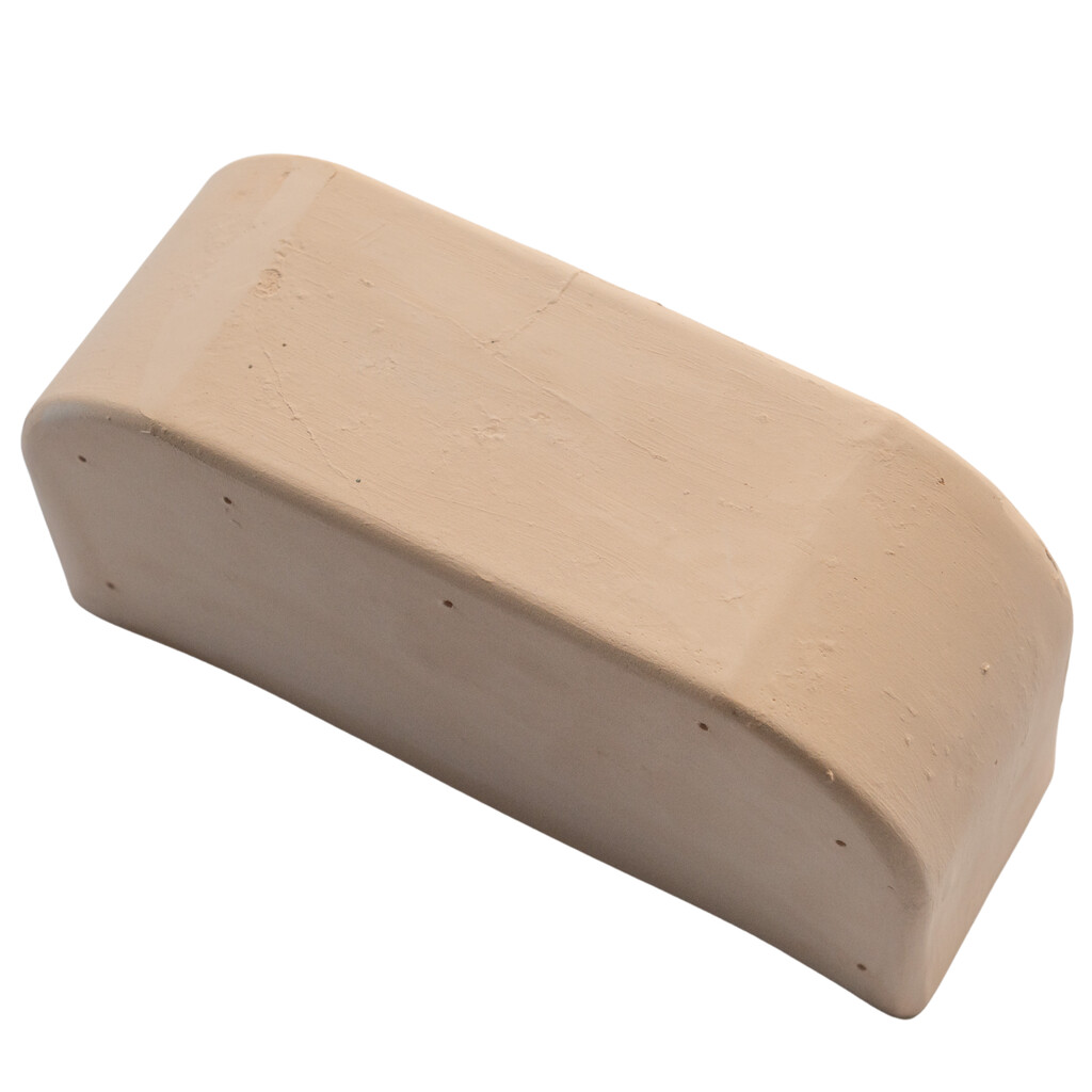 Zbliżenie na matową powierzchnię i krawędź długiej formy ceramicznej, ukazujące ziarnistą strukturę materiału odpornego na wysokie temperatury.