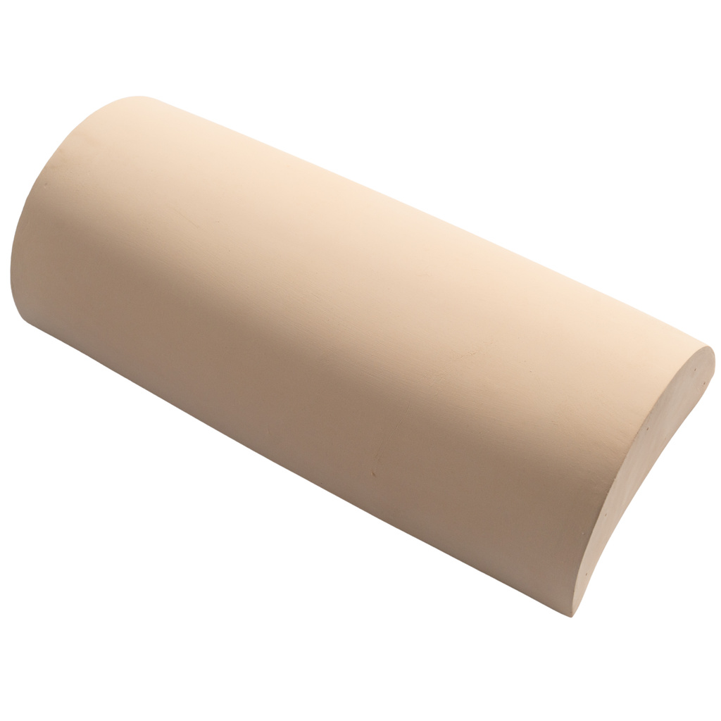 Przygotowana do wypału podłużna forma ceramiczna, na której spoczywa dopasowany pasek szkła float, umieszczona we wnętrzu pieca do fusingu.