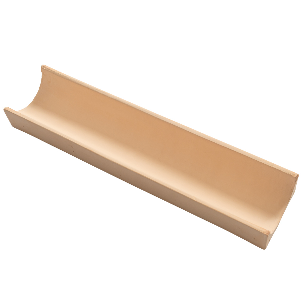 Wąska i długa forma ceramiczna o prostokątnym zarysie i łagodnym wgłębieniu, idealna do tworzenia szklanych korytek na świece lub bagietki.