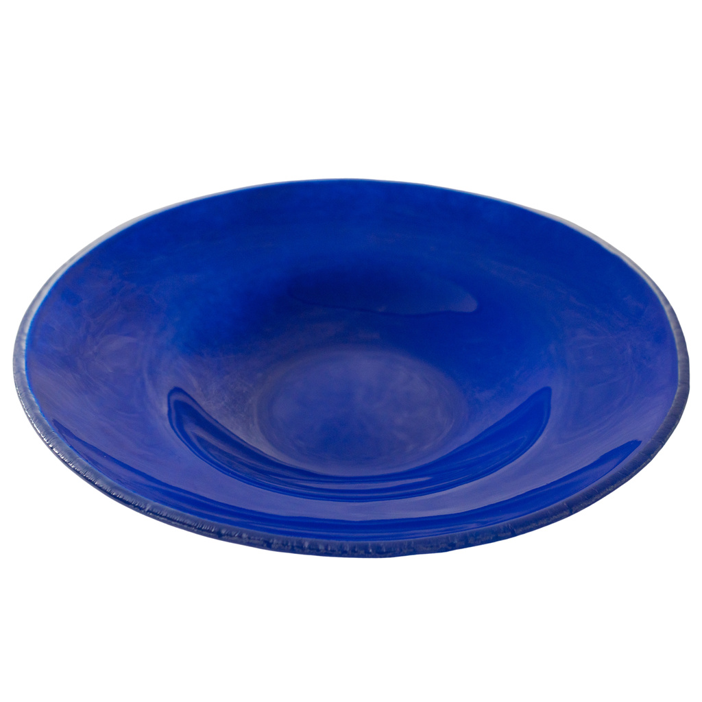 Artystyczny talerz wykonany techniką fusingu szkła, prezentujący efektowne przenikanie koloru i unikalną strukturę uzyskaną w wysokiej temperaturze.